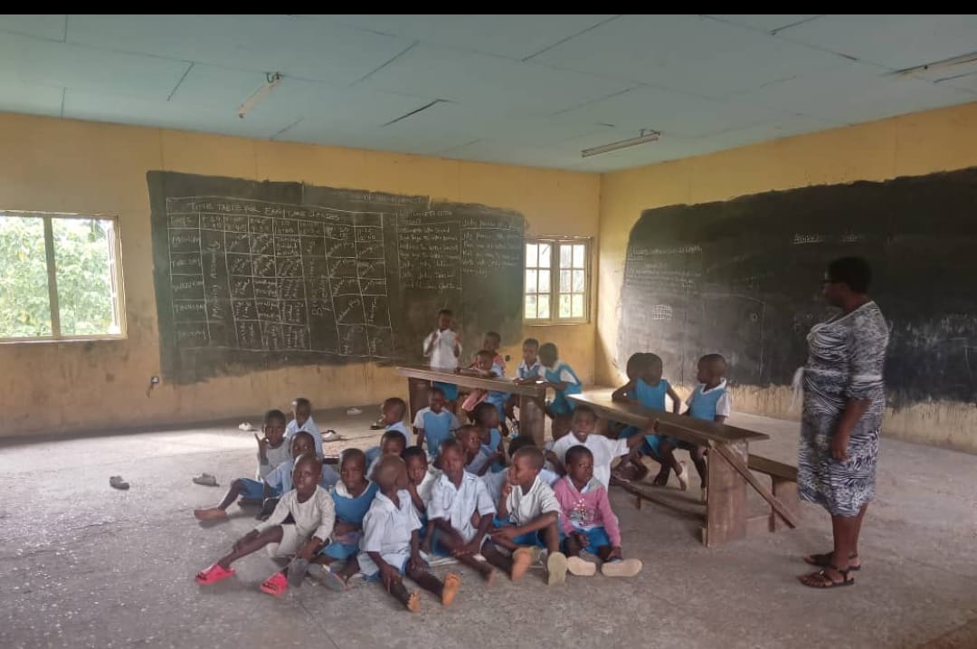Enugu community children learn under miserable pitiable condition